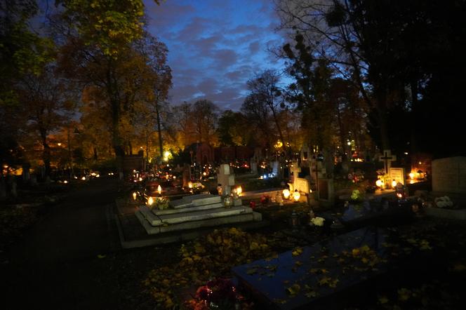 Tak wygląda Cmentarz Starofarny w Bydgoszczy po zmroku w przeddzień Święta Zmarłych. Zobacz zdjęcia