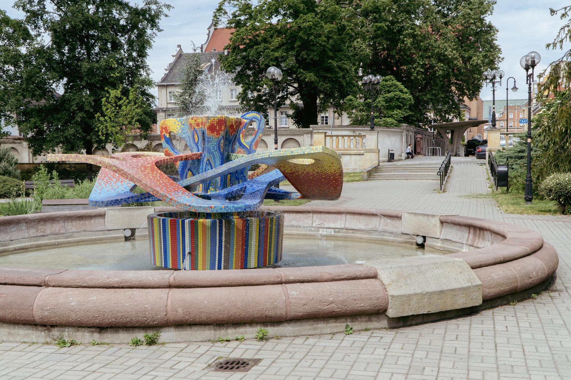 Powojenny modernizm w Opolu - co tu zobaczyć? Bloki, żelbet i mozaiki