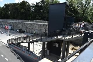 Wiemy kiedy ruszą windy na placu Na Rozdrożu. Na razie piesi muszą gramolić się po schodach