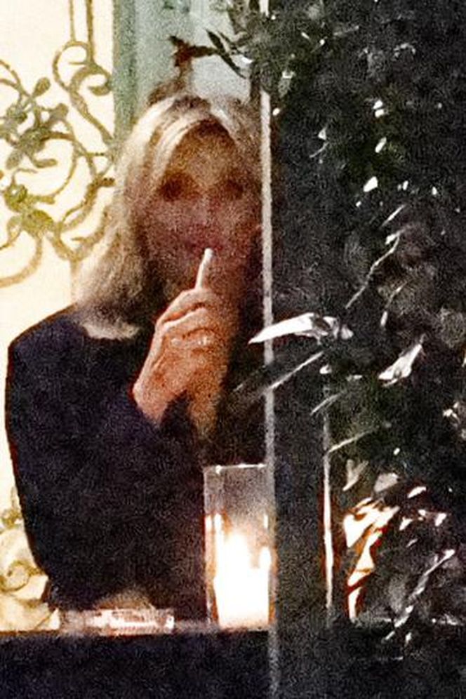 Anna Lewandowska w nocy pali elektryczne papierosy