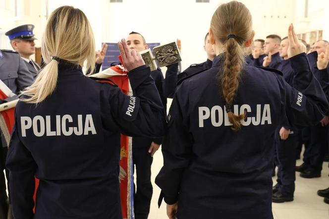 W lubelskiej policji jest więcej mundurowych. Za nimi uroczyste ślubowanie