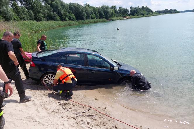 Samochód stoczył się do jeziora Ostrowskiego! Właściciel w szoku