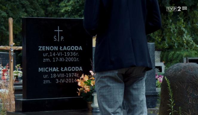 M jak miłość, odc. 1474. Grób Michała i Zenona Łagody na cmentarzu w Grabinie