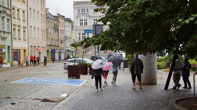 W Głuchołazach sceneria jak z czasów wojny. Mieszkańcy: „Chleba nam potrzeba” 