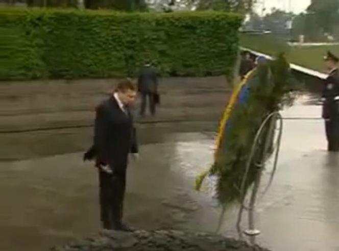 Wiktor Janukowycz i wieniec - prezydent Ukrainy dostał w głowę