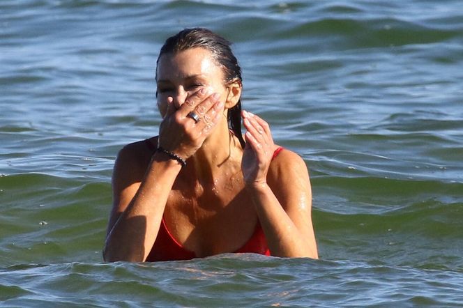 Anna Popek pracuje w zimnym morzu