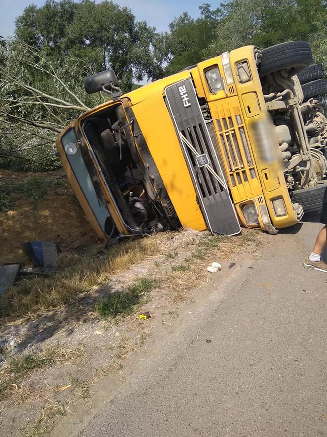 Przewrócona ciężarówka