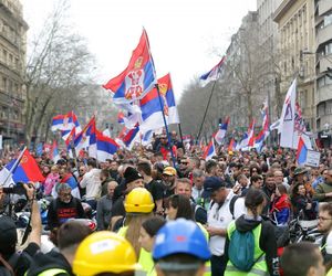 Zamieszki w Serbii! Tysiące osób maszerują ulicami Belgradu, samochód uderzył w grupę protestujących