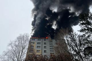 Pożar bloku w czeskim Cieszynie. Dach stanął w płomieniach
