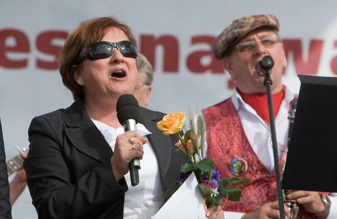 Beata Kempa śpiewa na wiecu PiS w Łomży 
