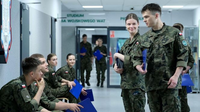 M jak miłość odc. 1887. Janek Winiar (Jakub Sirko),  Tomek Kubicki (Chris Cugowski), Mateusz (Rafał Kowalski), Majka (Matylda Giegżno)