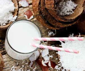 Pyszny koktajl Raffaello. Słodkie śniadanie bez białego cukru gotowe w 5 minut 