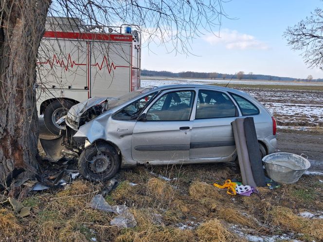 Tragiczny finał wypadku w powiecie rawickim. Nie żyje 39-latek, który uderzył samochodem w drzewo