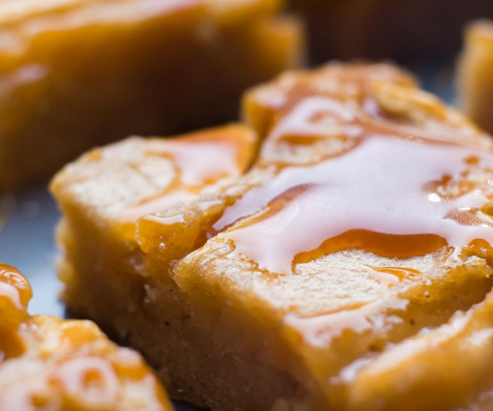 Jabłka z karmelem to idealny jesienny deser. Ja podaje go w formie batoników