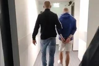 Brutalny napad w Biedronce. 16-latek ukradł butelkę alkoholu i pobił ochroniarza