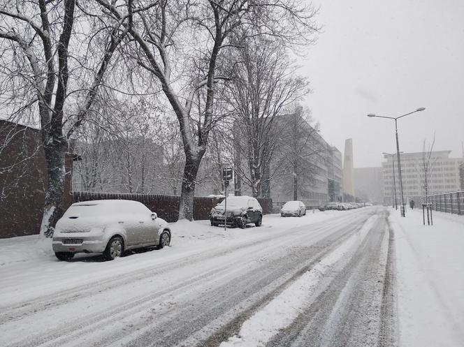 Śląskie: Intensywne opady śniegu i oblodzenia! Wszystko przez niż Benjamin [ZDJĘCIA]