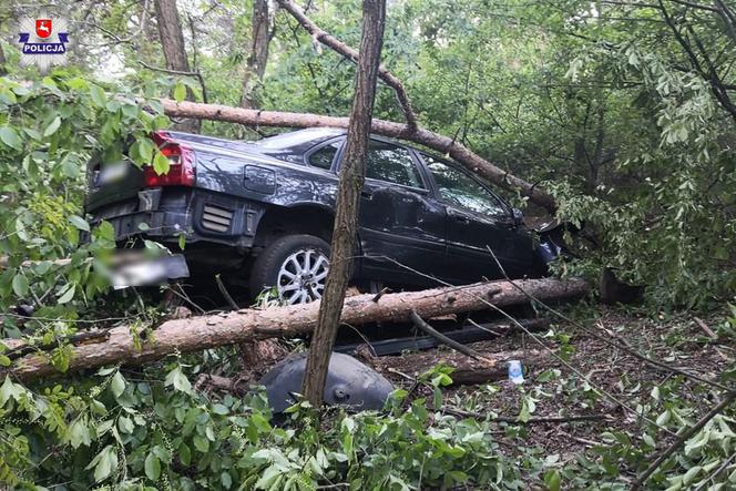 Groźny weekend w Puławach! Dwa samochody wypadły z drogi przez nadmierną prędkość