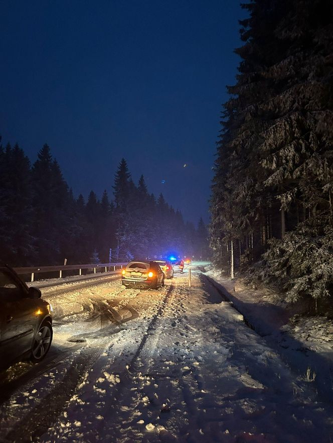 Jelenia Góra. Intensywne opady śniegu. Policja ostrzega kierowców