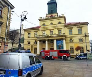 Straż pożarna i policja przed lubelskim ratuszem. Co się stało? 