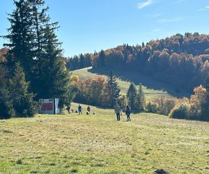 Małopolskie pasmo górskie zachwyca jesiennym pięknem. Ukryta perełka z widokiem na tatry 