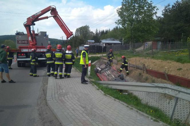 Kuńkowce: 19-latek wypadł seatem z drogi. Pojazd wzbił się w powietrze