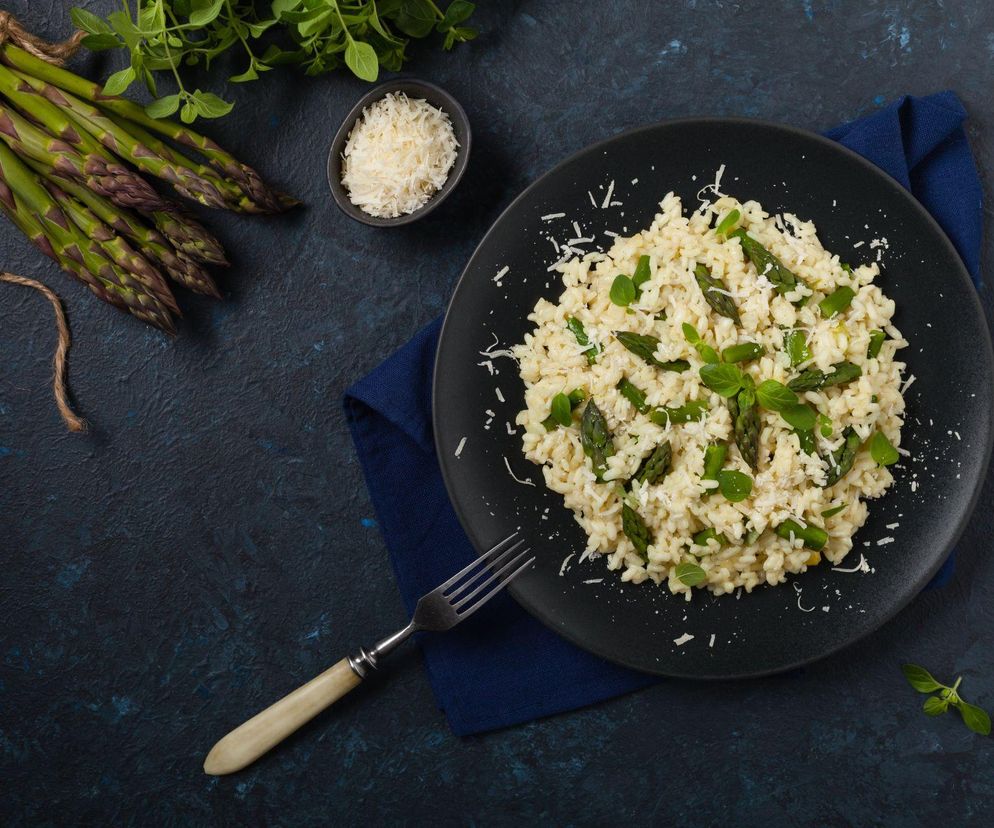 Kremowe risotto ze szparagami – prosty przepis na elegancki wiosenny hit!