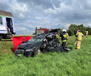 Dylewo. Audi zmiażdżone przez pociąg na przejeździe kolejowym. Nie żyje 45-letni kobieta