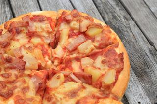 Pizza z dodatkami: przepis na klasyczną pizzę, którą możesz wykonać w domu