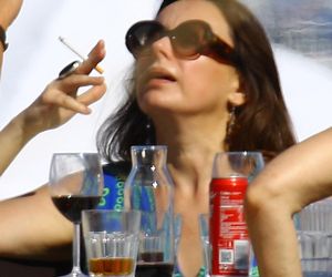 Renata Dancewicz kurzy na plaży