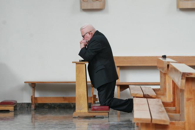 Pobożny Lech Wałęsa w kościele. Naprawdę zadał szyku, młodzieżowa fryzura