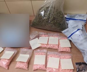 Narkotyki były dosłownie wszędzie! Ten diler trzymał w domu kilka tysięcy tabletek z ecstasy!