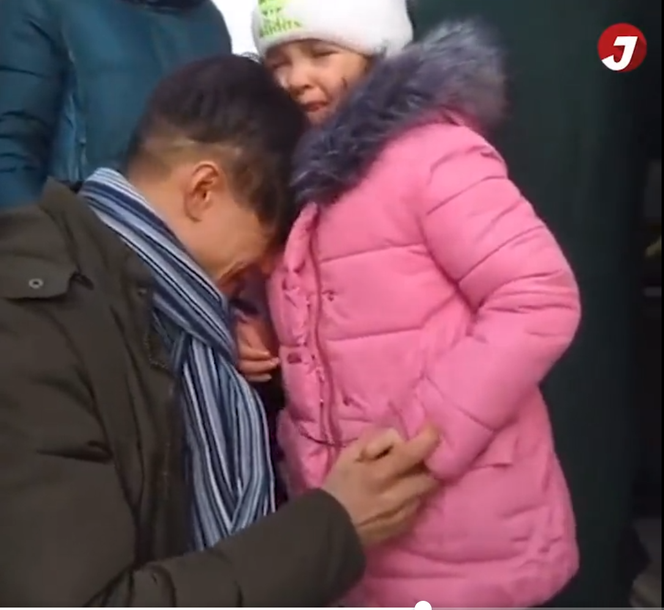 Wojna na Ukrainie. Mężczyzna żegna się ze swoją córką i żoną. Nagranie wzrusza do łez! [WIDEO]