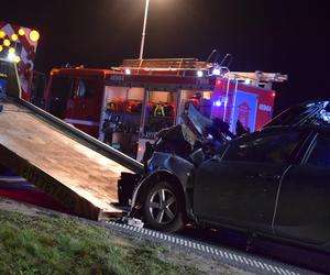 Samochód osobowy wbił się pod ciężarówkę. Groźny wypadek niedaleko Śmigla