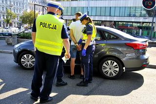 Warszawa: Policyjna OBŁAWA w centrum miasta. NAĆPANY woził LUDZI po stolicy! 