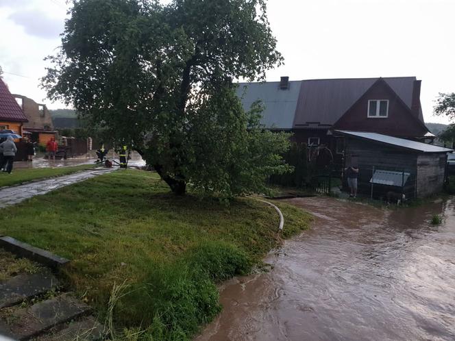 Nawałnica w Krynkach. Ulice jak rzeki, a boisko jak jezioro [ZDJĘCIA]