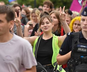 VI Toruński Marsz Równości. Przeciwnicy modlili się w centrum