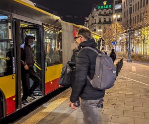 Łukasz Mejza jeździ autobusem