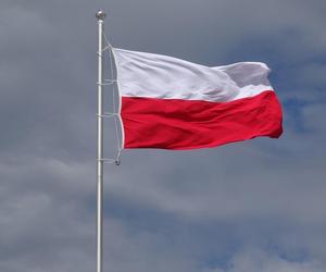 Żołnierze zaliczyli wpadkę z flagą Polski. Stoi i salutuje