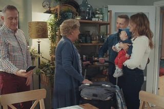 M jak miłość, odc. 1875. Paweł (Rafał Mroczek), Franka (Dominika Kachlik), Antoś (Mark Myronenko), Barbara (Teresa Lipowska), Artur Rogowski (Robert Moskwa)