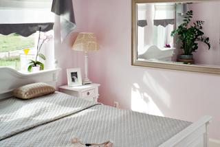 Różowa ściana w sypialni