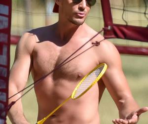 Mikołaj Roznerski  gra w badmintona z goła klatą