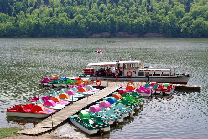 To kultowe jezioro w Małopolsce. Latem przyciąga turystów z całej Polski