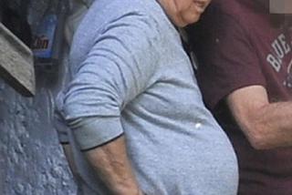 Marek Kondrat sprząta śmieci na działce na Mazurach