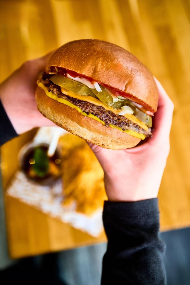 Pasibus szykuje ucztę w Alei Bielany: 100 burgerów gratis i specjalne promocje!