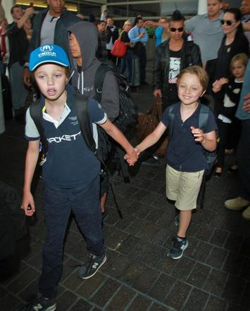 Brad Pitt i Angelina Jolie z dziećmi