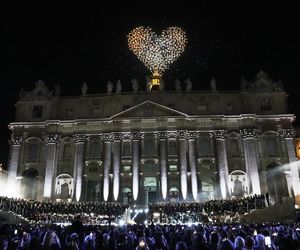 Tysiące dronów nad Bazyliką św. Piotra! Zobacz, co stało się w Watykanie