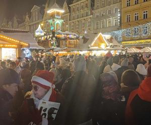 Ale blask! Choinka we Wrocławiu już świeci! Świątecznie rozświetliła cały Rynek [ZDJĘCIA]