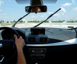 Wycieraczki źle zbierają wodę? Nie wymieniaj ich, dopóki nie sprawdzisz tego [WIDEO]