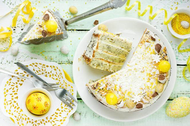Tort makowy z kremem cytrynowym: sprawdzony przepis na Wielkanoc