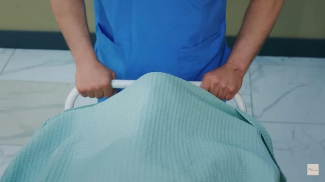 Dramatyczna scena na szpitalnym korytarzu